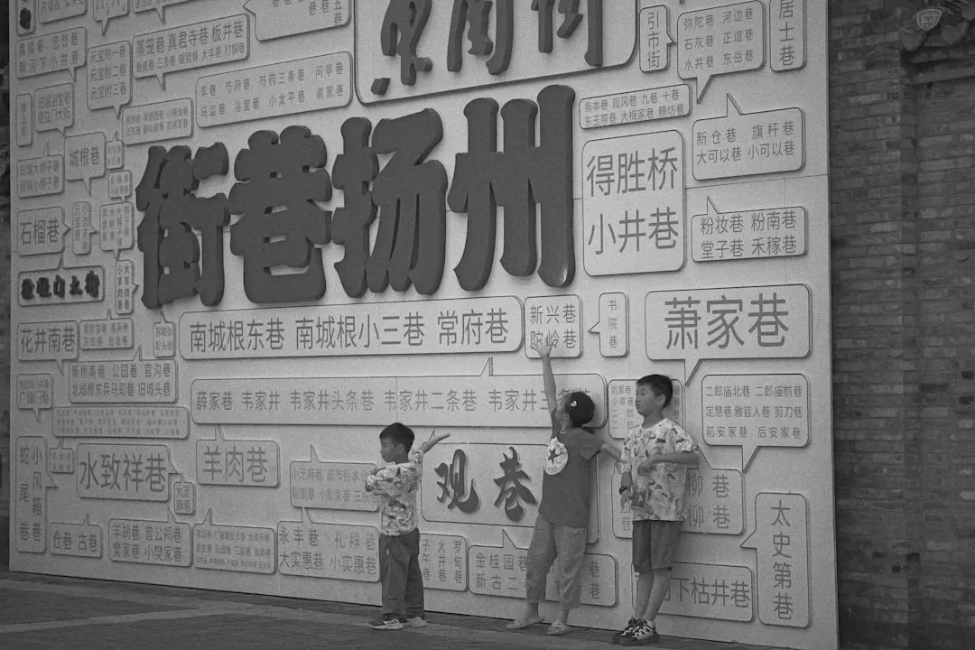 2025年上海旅游服务行业新规解读：司机兼导游模式合规要点分析