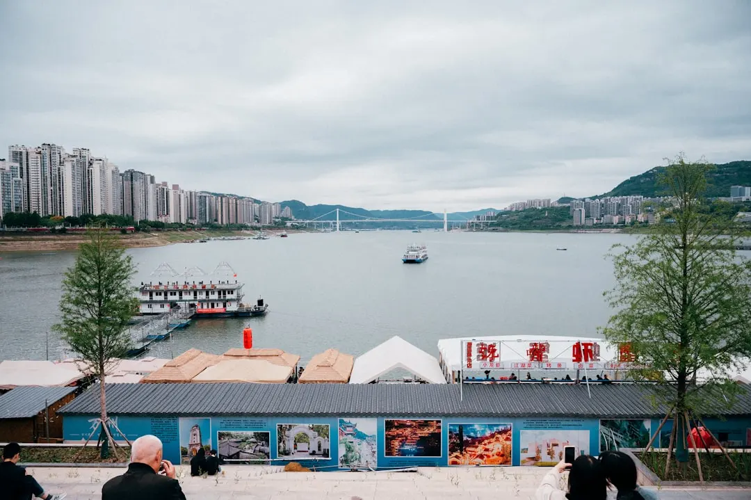 2025年上海旅游服务行业新规解读：司机兼导游模式合规要点分析